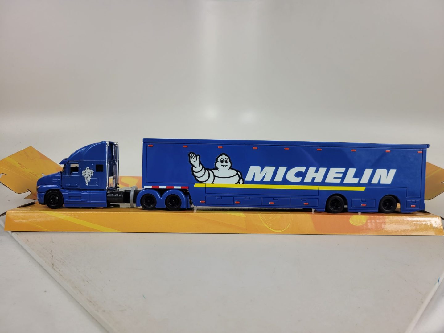 1:46 Maisto Michel Blue Mack Anthem Truck Diecast - Image 3